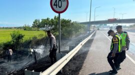 Api yang membakar lahan di dekat Tol Pejagan dan sempat mengganggu pandangan pengendara berhasil dipadamkan setelah polisi mengerahkan mobil Water Canon ke lokasi, Kamis (23/7/26). Foto : Istimewa