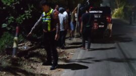 Polisi menunjukkan posisi TKP kecelakaan tunggal Minibus Nissan yang terguling di Jalan Sultan Agung Batang, Kamis (23/7/26) malam. Foto : Istimewa