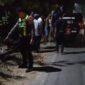 Polisi menunjukkan posisi TKP kecelakaan tunggal Minibus Nissan yang terguling di Jalan Sultan Agung Batang, Kamis (23/7/26) malam. Foto : Istimewa