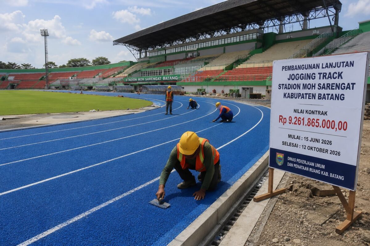 Pekerja sedang melakukan pelapisan akhir jogging track di Stadion Moh Sarengat Batang, Jumat (24/7/26). Foto : Ilustrasi AI