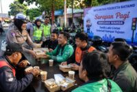 Sejumlah ojol, pengemudi angkot dan pengguna jalan sarapan bersama anggota Satlantas Polresta Batang, Jumat (24/7/26). Foto : Ilustrasi AI