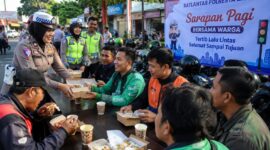 Sejumlah ojol, pengemudi angkot dan pengguna jalan sarapan bersama anggota Satlantas Polresta Batang, Jumat (24/7/26). Foto : Ilustrasi AI