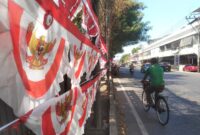 Lapak bendera merah putih yang dipajang Ikin Sodikin tiga hari terakhir menghiasi Jalan Merdeka Kota Pekalongan, Sabtu (25/7/26).