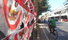 Kisah Pilu Ikin Sodikin Bertahan Setengah Abad Jualan Bendera Merah Putih, Kini Dikalahkan Belanja Online