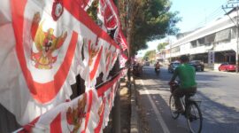 Lapak bendera merah putih yang dipajang Ikin Sodikin tiga hari terakhir menghiasi Jalan Merdeka Kota Pekalongan, Sabtu (25/7/26).