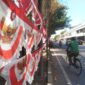 Lapak bendera merah putih yang dipajang Ikin Sodikin tiga hari terakhir menghiasi Jalan Merdeka Kota Pekalongan, Sabtu (25/7/26).