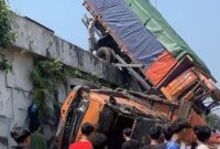 Pemandangan mengerikan terjadi di Flyover Kretek yang menyebabkan dua truk besar nyangkut nyaris terjun ke bawah dan satu di antaranya terguling, Minggu (26/7/26). Foto : Istimewa