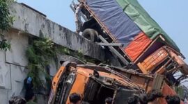 Pemandangan mengerikan terjadi di Flyover Kretek yang menyebabkan dua truk besar nyangkut nyaris terjun ke bawah dan satu di antaranya terguling, Minggu (26/7/26). Foto : Istimewa