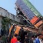 Pemandangan mengerikan terjadi di Flyover Kretek yang menyebabkan dua truk besar nyangkut nyaris terjun ke bawah dan satu di antaranya terguling, Minggu (26/7/26). Foto : Istimewa