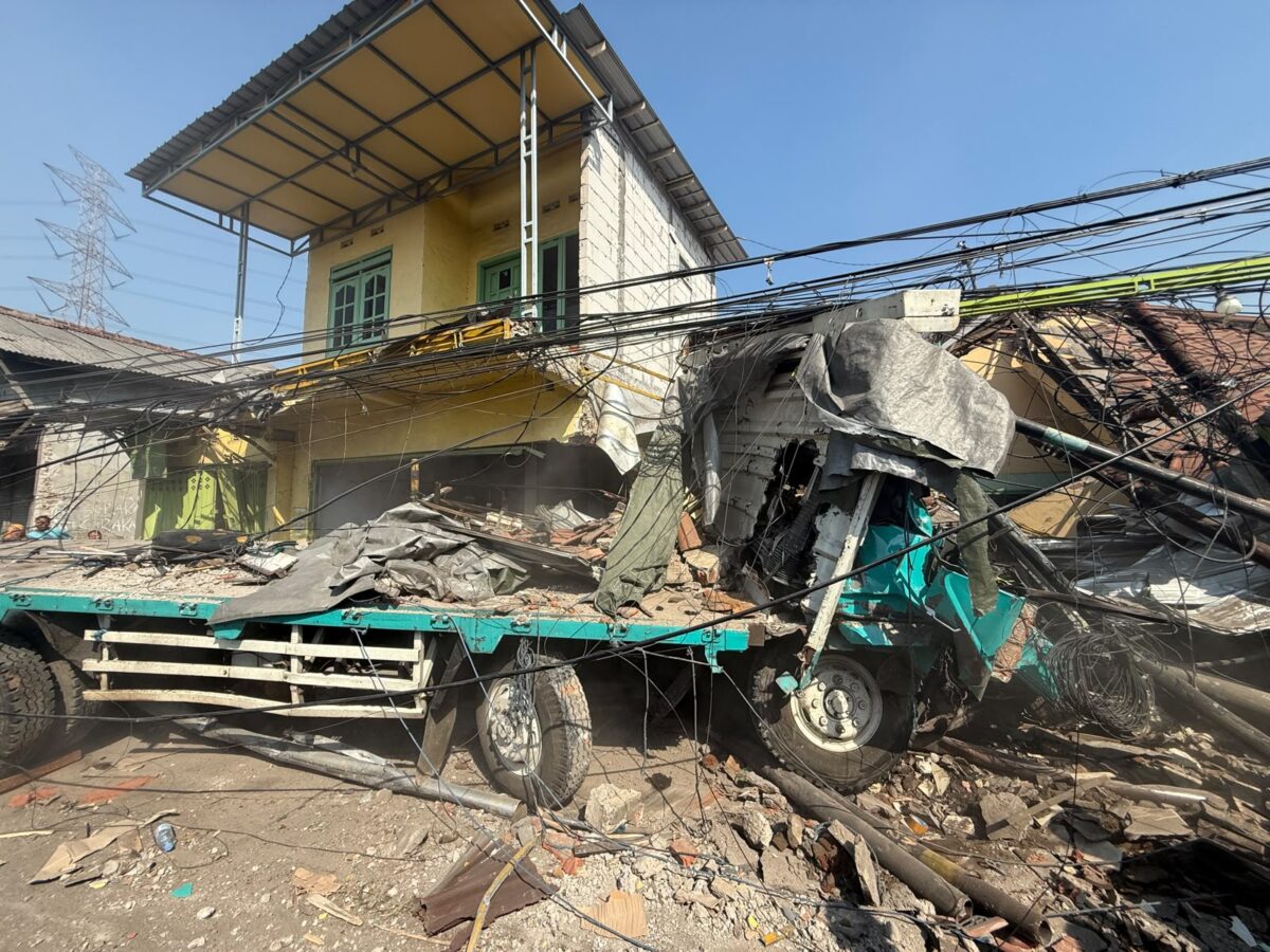 Bangkai truk trailer yang menyeruduk deretan rumah setelah sebelumnya menabrak lima pengendara motor di Jalan Raya Gempol - Pasuruan, Senin (27/7/26). Foto : Istimewa
