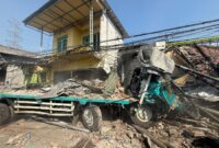 Bangkai truk trailer yang menyeruduk deretan rumah setelah sebelumnya menabrak lima pengendara motor di Jalan Raya Gempol - Pasuruan, Senin (27/7/26). Foto : Istimewa