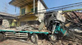 Bangkai truk trailer yang menyeruduk deretan rumah setelah sebelumnya menabrak lima pengendara motor di Jalan Raya Gempol - Pasuruan, Senin (27/7/26). Foto : Istimewa