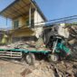 Bangkai truk trailer yang menyeruduk deretan rumah setelah sebelumnya menabrak lima pengendara motor di Jalan Raya Gempol - Pasuruan, Senin (27/7/26). Foto : Istimewa
