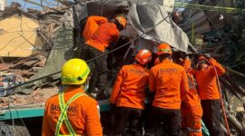 Tim Basarnas berupaya mengevakuasi pengemudi truk yang tercepit di kabin usai menabrak motor dan rumah warga di Jalan Raya Gempol - Pasuruan, Senin (27/7/26). Foto : Istimewa