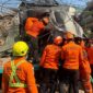 Tim Basarnas berupaya mengevakuasi pengemudi truk yang tercepit di kabin usai menabrak motor dan rumah warga di Jalan Raya Gempol - Pasuruan, Senin (27/7/26). Foto : Istimewa