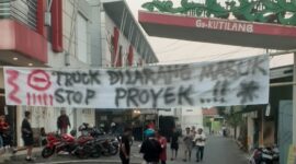Puluhan warga dari sejumlah RT di Kampung Gendingan Kabupaten Batang mendatangi proyek pembangunan rumah kos dua lantai dengan 30 kamar dan mempersoalkan legalitas dari pengembang, Senin (27/7/26) foto : Istimewa