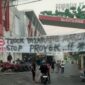 Puluhan warga dari sejumlah RT di Kampung Gendingan Kabupaten Batang mendatangi proyek pembangunan rumah kos dua lantai dengan 30 kamar dan mempersoalkan legalitas dari pengembang, Senin (27/7/26) foto : Istimewa