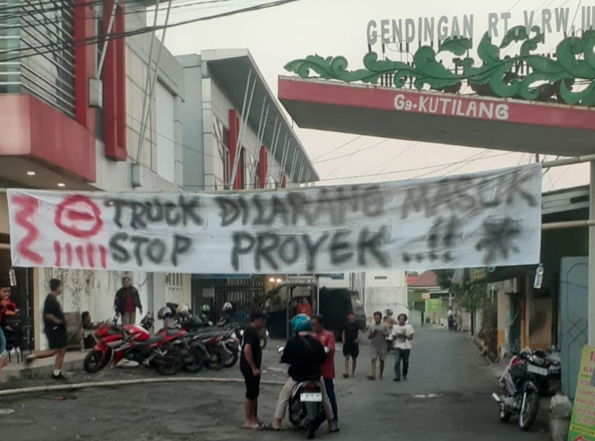 Puluhan warga dari sejumlah RT di Kampung Gendingan Kabupaten Batang mendatangi proyek pembangunan rumah kos dua lantai dengan 30 kamar dan mempersoalkan legalitas dari pengembang, Senin (27/7/26) foto : Istimewa
