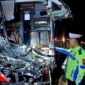 Anggota Satlantas Polres Pekalongan menunjukkan bangkai bus bagian depan yang ringsek akibat menghantam truk tronton di Tol Pemalang - Batang, Senin (27/7/26) dini hari. Foto : Istimewa