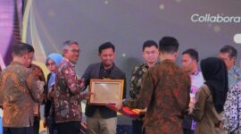 Kepala Departement Corporate Communication & CSR KEK Industropolis Batang, Tanya Liwail Chamdy menerima penghargaan Anugerah Adi Hijau yakni predikat tertinggi dalam ajang Jateng Green Industry Summit 2026 yang digelar oleh Perintah Provinsi Jawa Tengah, Kamis (23/7/26). Foto : Istimewa