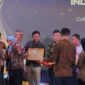 Kepala Departement Corporate Communication & CSR KEK Industropolis Batang, Tanya Liwail Chamdy menerima penghargaan Anugerah Adi Hijau yakni predikat tertinggi dalam ajang Jateng Green Industry Summit 2026 yang digelar oleh Perintah Provinsi Jawa Tengah, Kamis (23/7/26). Foto : Istimewa