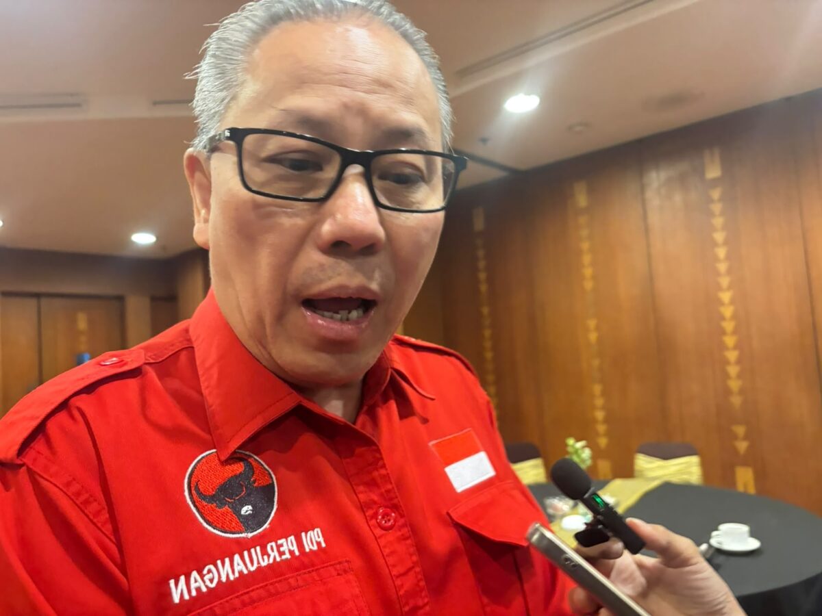 Ketua DPD PDIP Jawa Tengah Dolfie Othniel Frederic Palit menegaskan tidak akan ambil pusing terkait manuver PSI saat acara refleksi peristiwa Kudatuli di Semarang, Minggu (27/7/26) malam. Foto : Istimewa