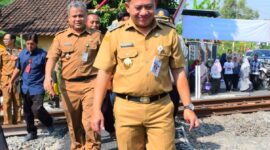 Plt Bupati Pekalongan Sukirman melintasi rel kereta api usai meresmikan pengoperasian palang pintu di perlintasan Desa Tengengwetan, Senin (27/7/26). Foto : Istimewa