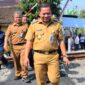 Plt Bupati Pekalongan Sukirman melintasi rel kereta api usai meresmikan pengoperasian palang pintu di perlintasan Desa Tengengwetan, Senin (27/7/26). Foto : Istimewa
