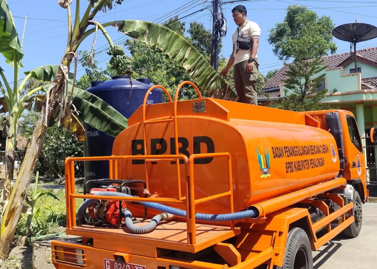 Sebanyak 39 desa di 10 kecamatan di Kabupaten Pekalongan rentan terhadap kekeringan yang berpotensi mengalami krisis air sehingga BPBD setempat mulai mendistribusikan air bersih, Senin (27/7/26). Foto : Istimewa
