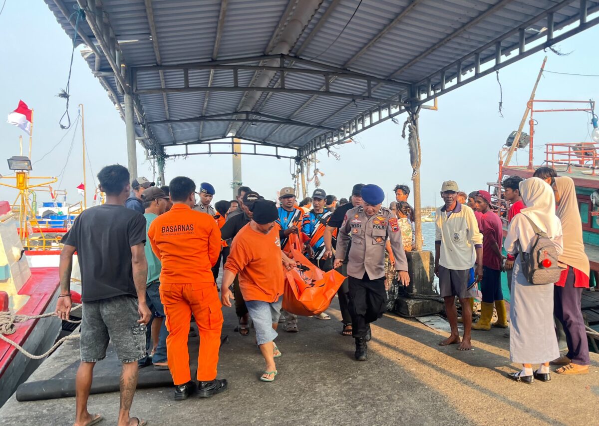 Tim gabungan Basarnas mengevakuasi korban kecelakaan kapal nelayan di perairan Teluk Penyu Cilacap, Senin (27/7/26). Foto : Istimewa