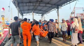 Tim gabungan Basarnas mengevakuasi korban kecelakaan kapal nelayan di perairan Teluk Penyu Cilacap, Senin (27/7/26). Foto : Istimewa