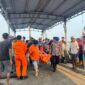 Tim gabungan Basarnas mengevakuasi korban kecelakaan kapal nelayan di perairan Teluk Penyu Cilacap, Senin (27/7/26). Foto : Istimewa