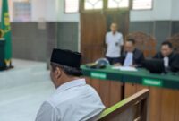 Terdakwa Dwi Hendratno alias Duwel menyimak nota pembelaan atau pledoi yang dibacakan tim penasehat hukumnya dalam sidang lanjutan kasus dugaan penculikan dan penganiayaan terhadap Purwanto alias Gacon saat Pilkada Kabupaten Pekalongan 2024 dalam persidangan yang berlangsung, Senin (27/7/26) sore.