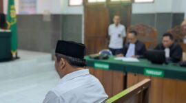 Terdakwa Dwi Hendratno alias Duwel menyimak nota pembelaan atau pledoi yang dibacakan tim penasehat hukumnya dalam sidang lanjutan kasus dugaan penculikan dan penganiayaan terhadap Purwanto alias Gacon saat Pilkada Kabupaten Pekalongan 2024 dalam persidangan yang berlangsung, Senin (27/7/26) sore.