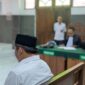 Terdakwa Dwi Hendratno alias Duwel menyimak nota pembelaan atau pledoi yang dibacakan tim penasehat hukumnya dalam sidang lanjutan kasus dugaan penculikan dan penganiayaan terhadap Purwanto alias Gacon saat Pilkada Kabupaten Pekalongan 2024 dalam persidangan yang berlangsung, Senin (27/7/26) sore.