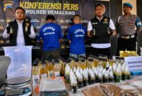 Polisi mengamankan satu liter lebih cairan ganja sintetis yang diproduksi di sebuah rumah kosong di Pemalang yang siap diedarkan oleh dua orang yang diduga sebagai produsen sekaligus pengedar barang sitaan tersebut, Selasa (28/7/26). Foto : Ilustrasi AI