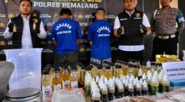 Polisi mengamankan satu liter lebih cairan ganja sintetis yang diproduksi di sebuah rumah kosong di Pemalang yang siap diedarkan oleh dua orang yang diduga sebagai produsen sekaligus pengedar barang sitaan tersebut, Selasa (28/7/26). Foto : Ilustrasi AI
