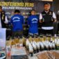 Polisi mengamankan satu liter lebih cairan ganja sintetis yang diproduksi di sebuah rumah kosong di Pemalang yang siap diedarkan oleh dua orang yang diduga sebagai produsen sekaligus pengedar barang sitaan tersebut, Selasa (28/7/26). Foto : Ilustrasi AI