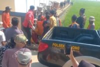Proses evakuasi jenazah Rosyanto (57) perangkat Desa Kalipancur yang ditemukan dalam keadaan meninggal dunia di tengah sawah, Selasa (28/7/26). Foto : Istimewa