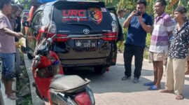 Motor milik korban masih terparkir di depan SDN Kalipancur 01 saat jenazah ditemukan di area sawah desa setempat, Selasa (28/7/26).