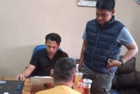 Deden Pitono (kaos kuning) diperiksa setelah sebelumnya diamankan lantaran diduga melakukan pembunuhan terhadap Rosyanto (57) perangkat Desa Kalipancur, Selasa (28/726).