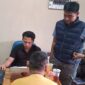 Deden Pitono (kaos kuning) diperiksa setelah sebelumnya diamankan lantaran diduga melakukan pembunuhan terhadap Rosyanto (57) perangkat Desa Kalipancur, Selasa (28/726).