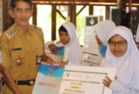 Sebanyak 126 siswa kurang mampu bersama 197 buruh pabrik rokok di Kota Tegal memperoleh uang transport setahun dan BLT yang bersumber dari DBHCHT, Selasa (28/7/26). Foto : Istimewa