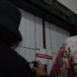 Dua wartawan terlihat sedang mengabadikan momen pintu ruangan Kepala DPUPR Kabupaten Pemalang yang disegel KPK, Rabu (29/7/26).