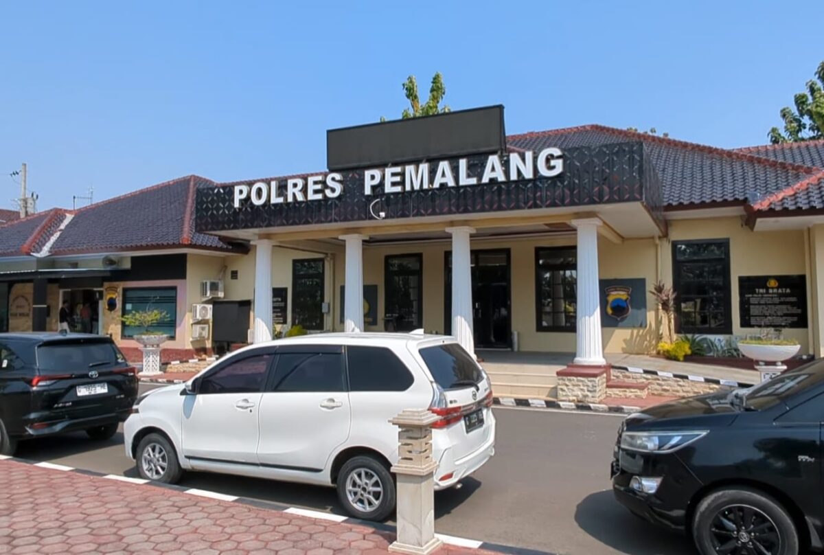 Tim Penyidik KPK secara maraton memeriksa belasan pejabat yang terseret OTT Bupati Anom Widiyantoro dari selasa malam hingga pagi ini di Mapolres Pemalang, Rabu (29/7/26).