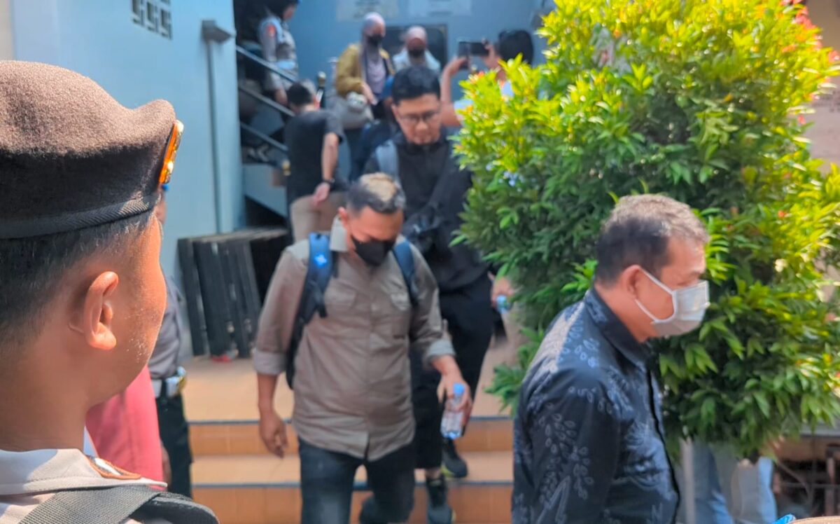 Tujuh pejabat Pemda Pemalang termasuk Sekda dan Istri Bupati digiring keluar dari ruang pemeriksaan menuju bus untuk dibawa ke Jakarta, Rabu (29/7/26).