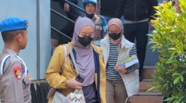 Satu persatu pejabat Pemkab Pemalang keluar dari ruangan pemeriksaan di Gedung Tribrata Polres Pemalang menuju bus yang akan membawa tujuh orang terperiksa ke Jakarta, Rabu (29/7/26).