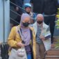 Satu persatu pejabat Pemkab Pemalang keluar dari ruangan pemeriksaan di Gedung Tribrata Polres Pemalang menuju bus yang akan membawa tujuh orang terperiksa ke Jakarta, Rabu (29/7/26).