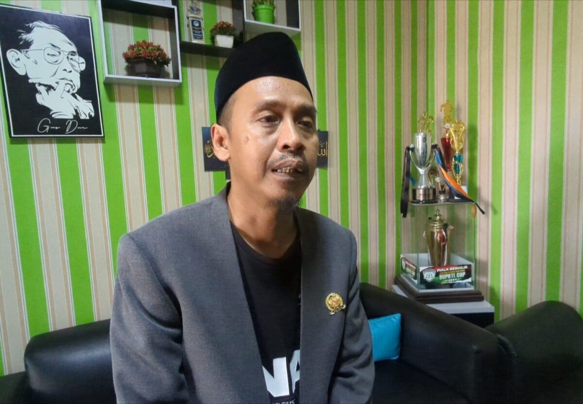 Anggota Komisi A DPRD Pemalang dari Fraksi PKB Heru Kundhimiarso memberikan tanggapan terkait OTT Bupati Anom Widiyantoro oleh KPK, Rabu (29/7/26).