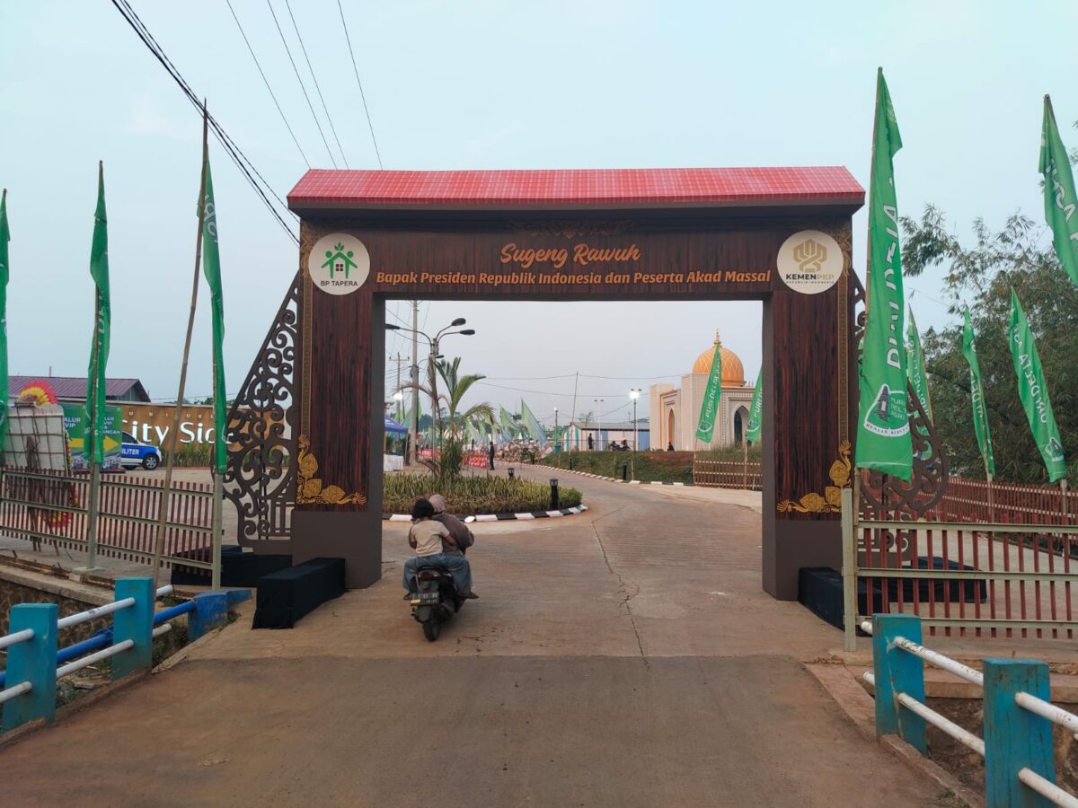 Pintu masuk perumahan KPR bersubsidi di Desa Kaliwareng, Kecamatan Warungasem, Kabupaten Batang yang rencananya akan di hadiri Presiden Prabowo Subianto di acara akad massal, Kamis (30/7/26).